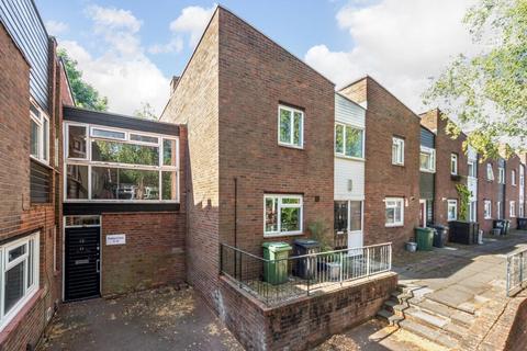 1 bed property, in Paddock Close, £260,000