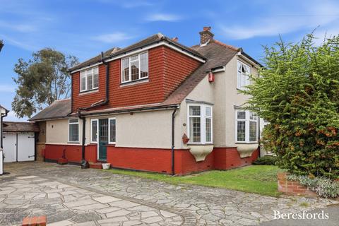 3 bed property, in Whitethorn Gardens, £525,000