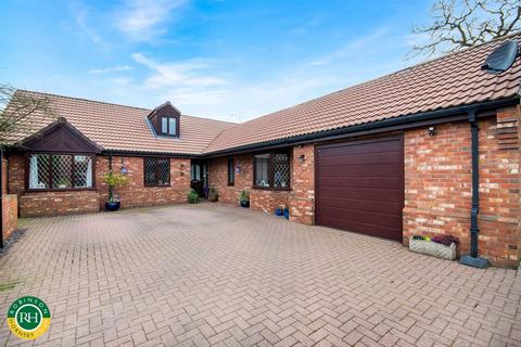 3 bed property, in Main Street, £450,000