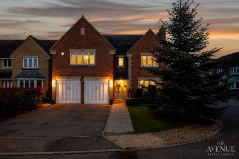 5 bed property, in Trefoil Close, £525,000