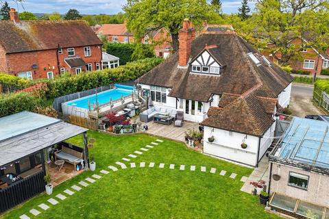 5 bed property, in Armour Hill, £825,000