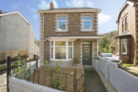 3 bed property, in Freeholdland Road, £350,000