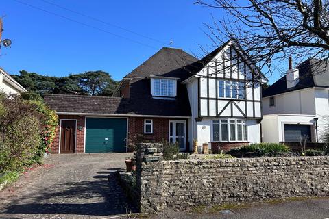 4 bed property, in Huntly Road, £775,000