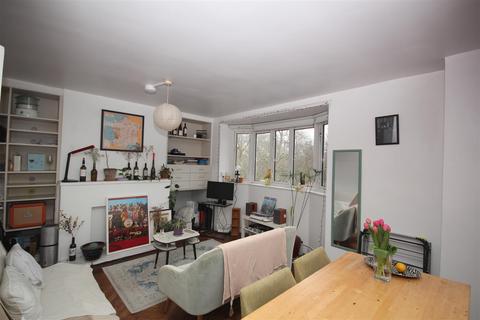3 bed property, in Jamaica Road, £380,000