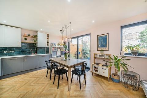 4 bed property, in Runnymede Crescent, £625,000