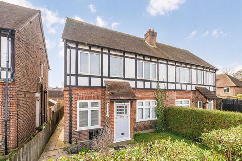 2 bed property, in Wellington Gardens, £349,950