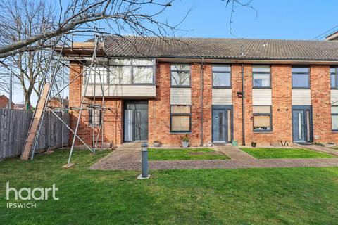 1 bed property, in Hawthorn Drive, £140,000