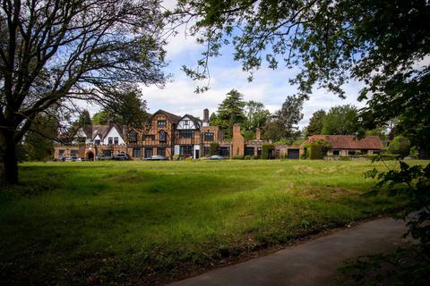 3 bed property, in Commonwood, £1,000,000