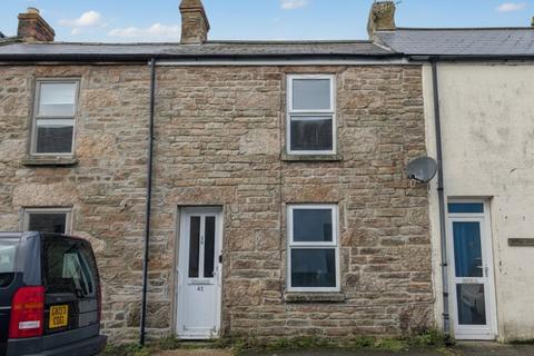2 bed property, in Queen Street, £175,000
