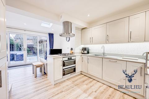 3 bed property, in Chelmsford CM1, £650,000