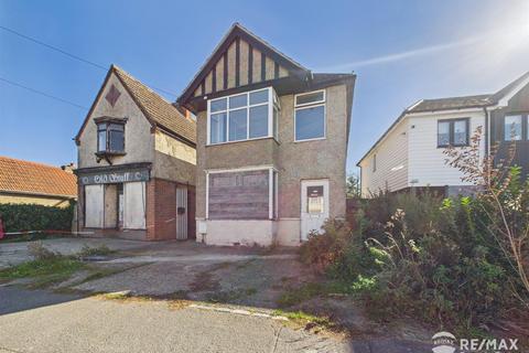 2 bed property, in Main Road, £180,000