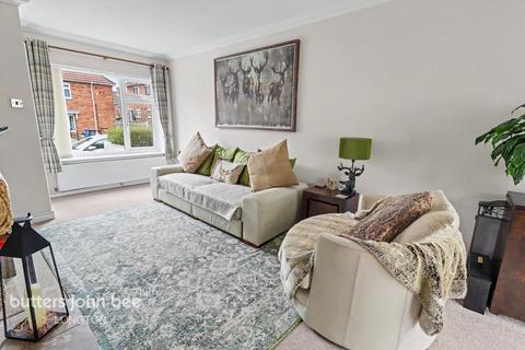 3 bed property, in Waterside Drive, £150,000