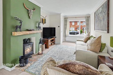 3 bed property, in Waterside Drive, £150,000