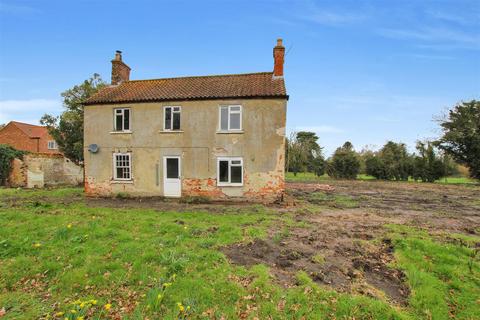 4 bed property, in Market Rasen Road, £200,000