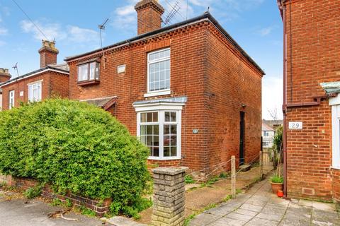 2 bed property, in Firgrove Road, £260,000