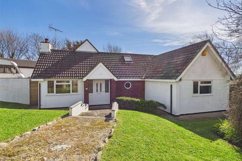 3 bed property, in Manor Road, £450,000