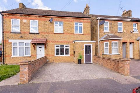 3 bed property, in Willoughby Road, £490,000