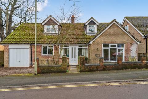 4 bed property, in Riverside Close, £550,000