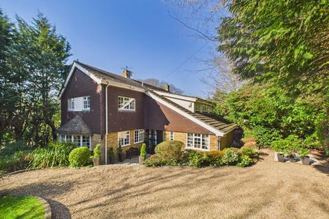 6 bed property, in St. Helens Park Road, £875,000