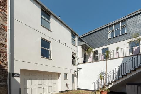 5 bed property, in Clarence Hill, £795,000