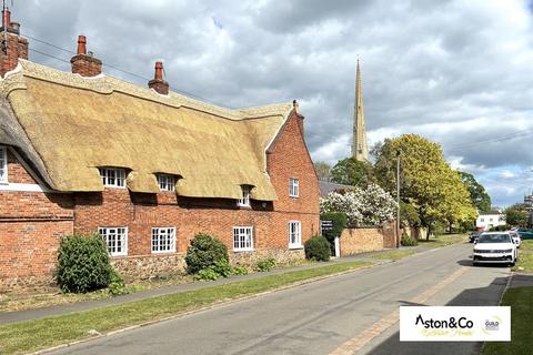 4 bed property, in Main Street, £600,000