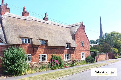 4 bed property, in Main Street, £600,000