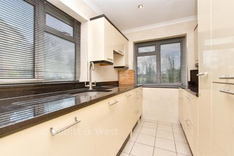 2 bed property, in Castleton Close, £241,500