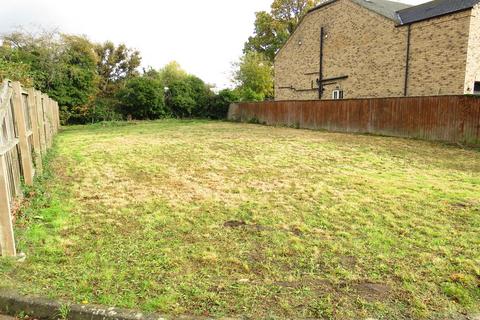 Land, in Ravenhill Drive, £150,000