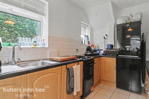 2 bed property, in Alamein Road, £190,000