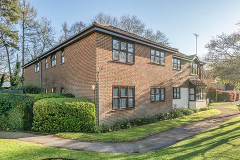 1 bed property, in Eastwick Park Avenue, £220,000