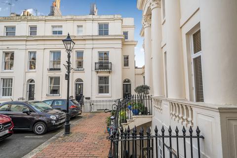 1 bed property, in Lansdowne Square, £240,000