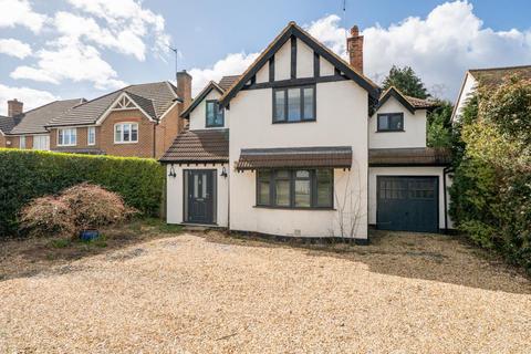 4 bed property, in Brookwood, £800,000