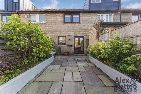 2 bed property, in Strathnairn Street, £550,000