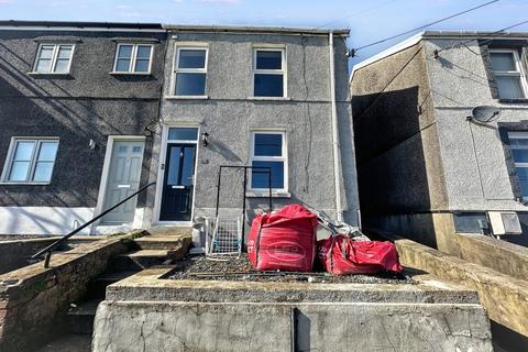 3 bed property, in New Road, £125,000