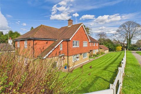 2 bed property, in Tall Trees, £290,000