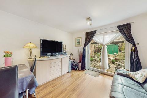 2 bed property, in Rabournmead Drive, £449,950