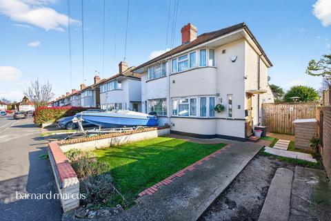 2 bed property, in Kingston Avenue, £450,000