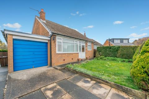 2 bed property, in Grange Avenue, £225,000