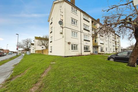 2 bed property, in Winchfield Close, £115,000