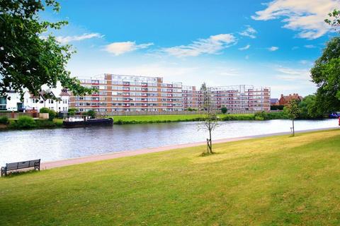 1 bed property, in Wilford Lane, £90,000