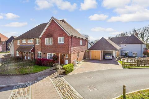 3 bed property, in Hawthornden Grove, £600,000