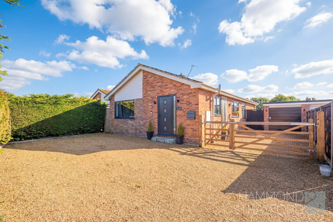 3 bed property, in Longmeadow Close, £325,000