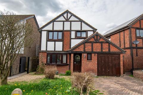 4 bed property, in Ludlow Close, £400,000