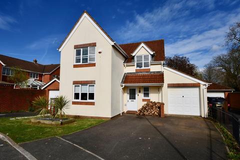 4 bed property, in Nightingales, £370,000