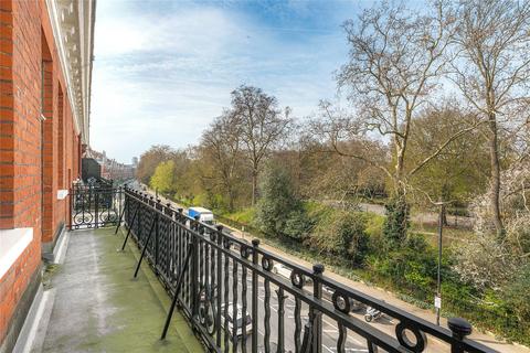1 bed property, in Prince Of Wales Drive, £535,000