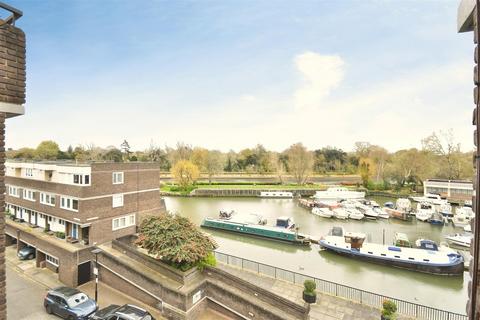 2 bed property, in Numa Court, £450,000