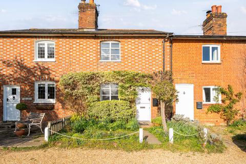 2 bed property, in Red Lion Cottages, £389,950