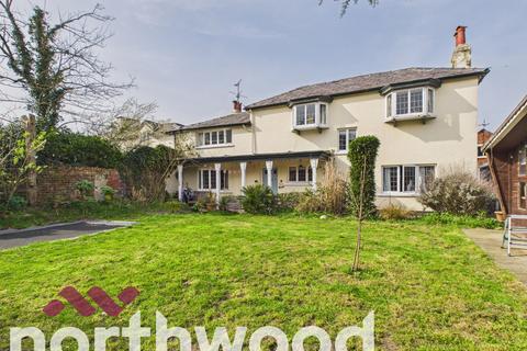 5 bed property, in Queens Road, £450,000