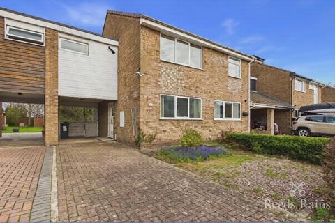 3 bed property, in Hawthorne Close, £199,950