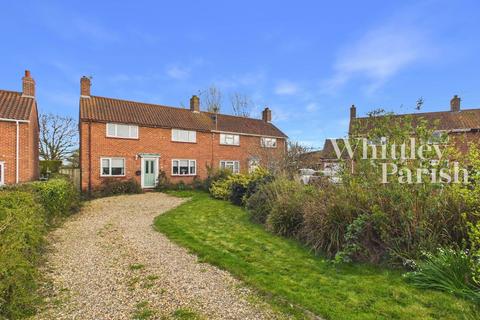 3 bed property, in Manor Road, £250,000